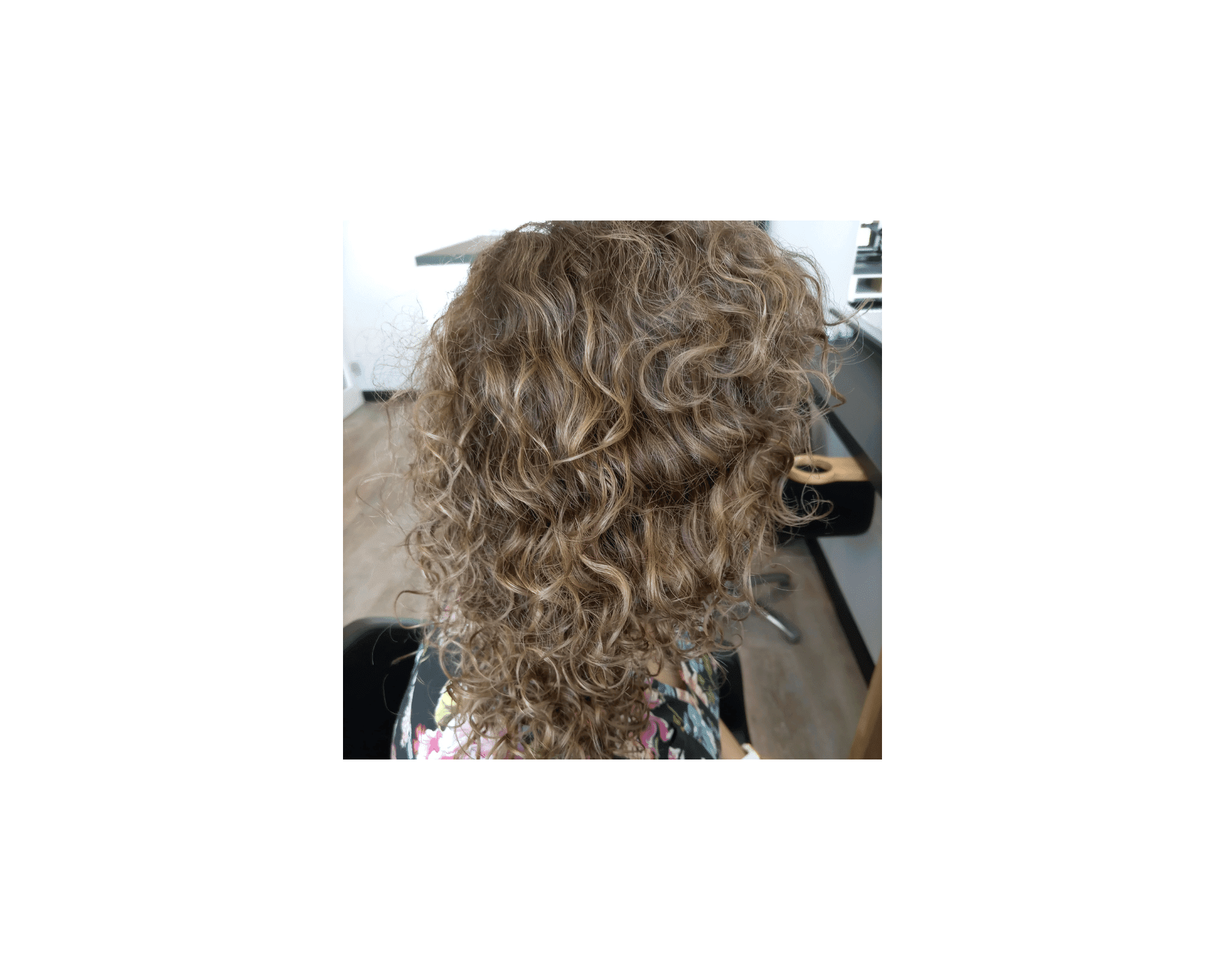 Przyciemnienie koloru i cieniowanie włosów lokowanych.