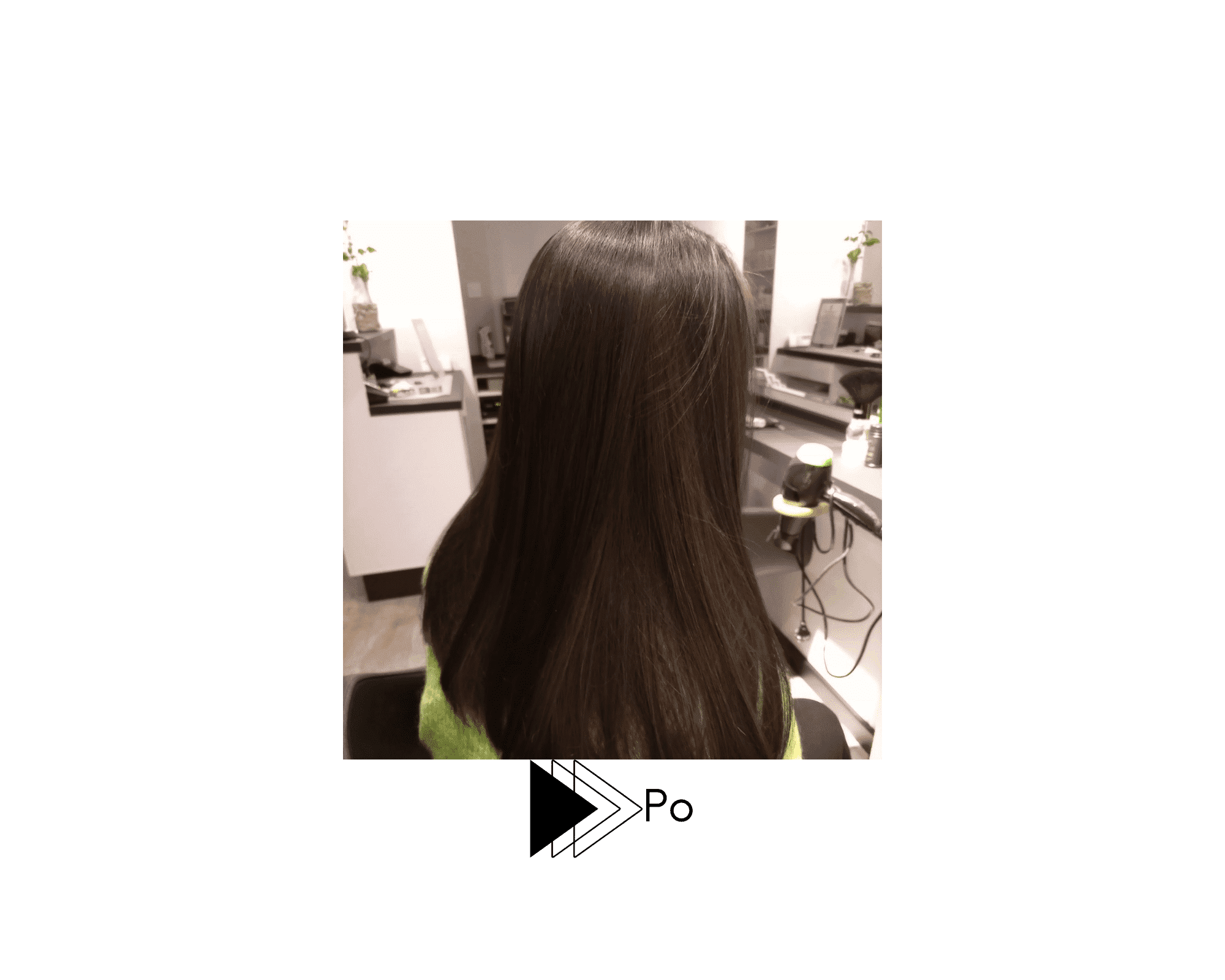 Delikatna dekoloryzacja włosów czarnych oraz strzyżenie damskie.