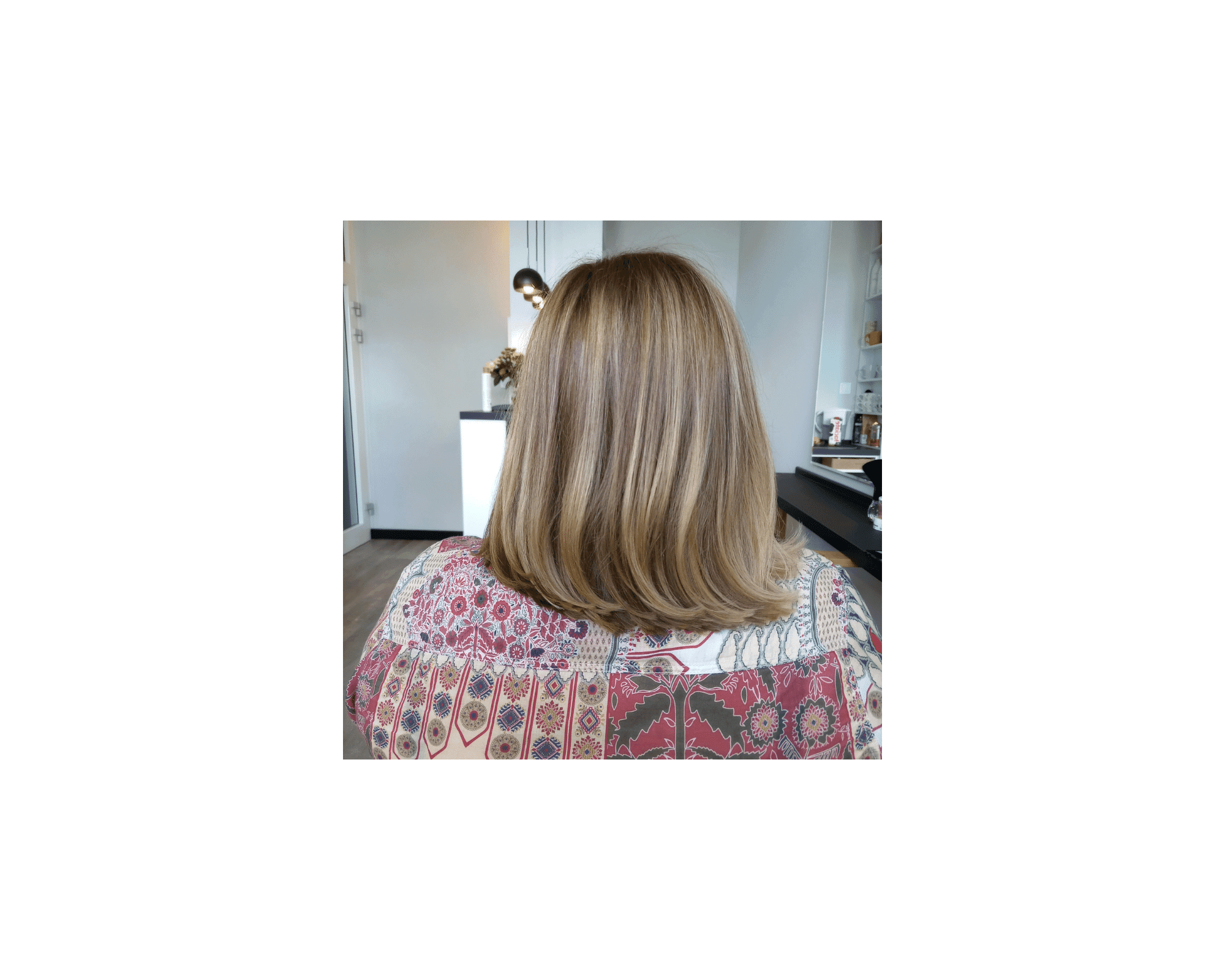 Koloryzacja z pojaśnieniami i strzyżenie do linii prostej.