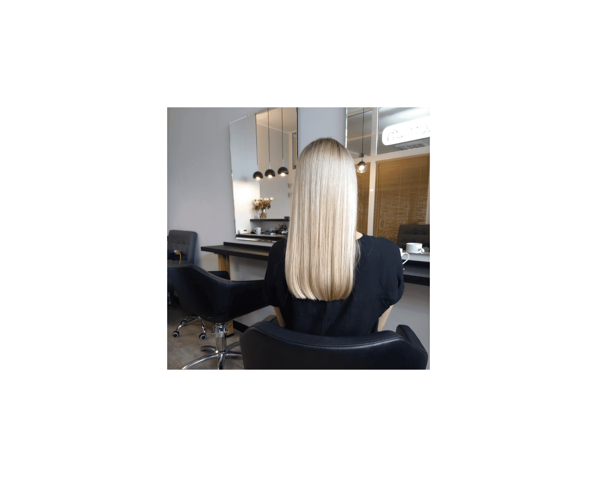 Delikatna dekoloryzacja i strzyżenie do linii prostej.