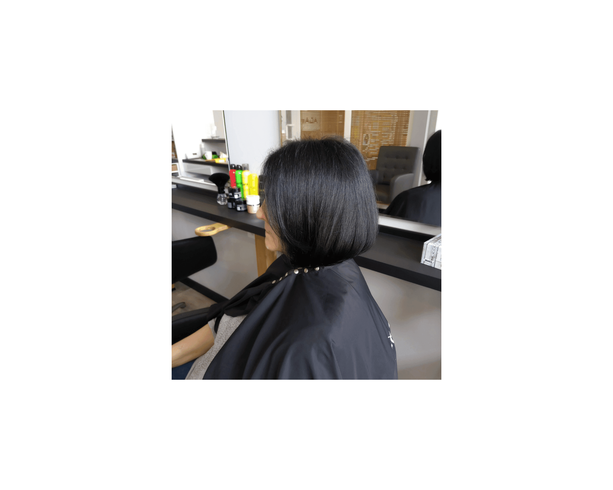 Kolor jednolity i strzyżenie do linii prostej.