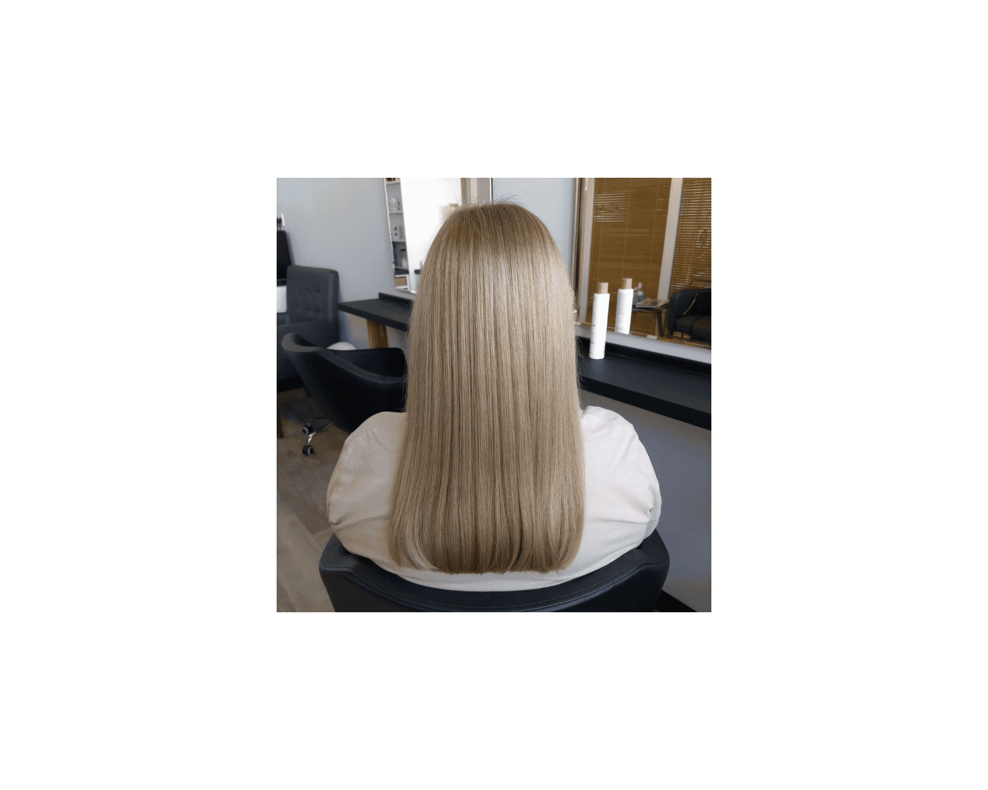 Dekoloryzacja odrostu z kolorem jednolitym oraz strzyżenie do linii prostej.